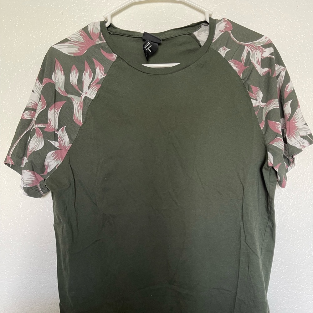 ✅ H&M Men’s T Shirt with Floral Print.